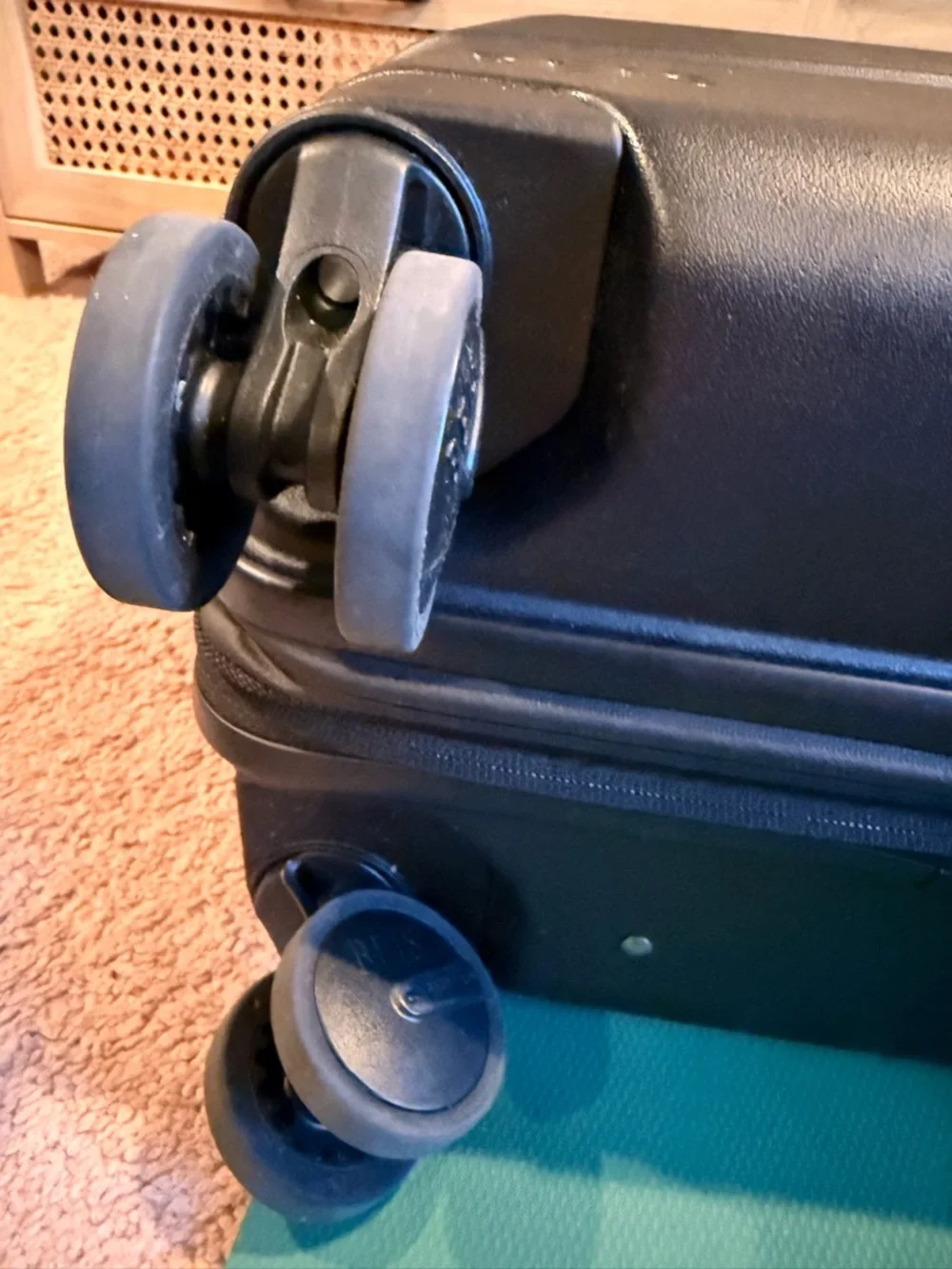 BEIS Black Hard-Shell Carry-On Spinner - Picture 7 of 15